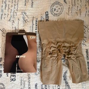 SKIMS Seamless Sculpt Butt Lifting Short- Clay
